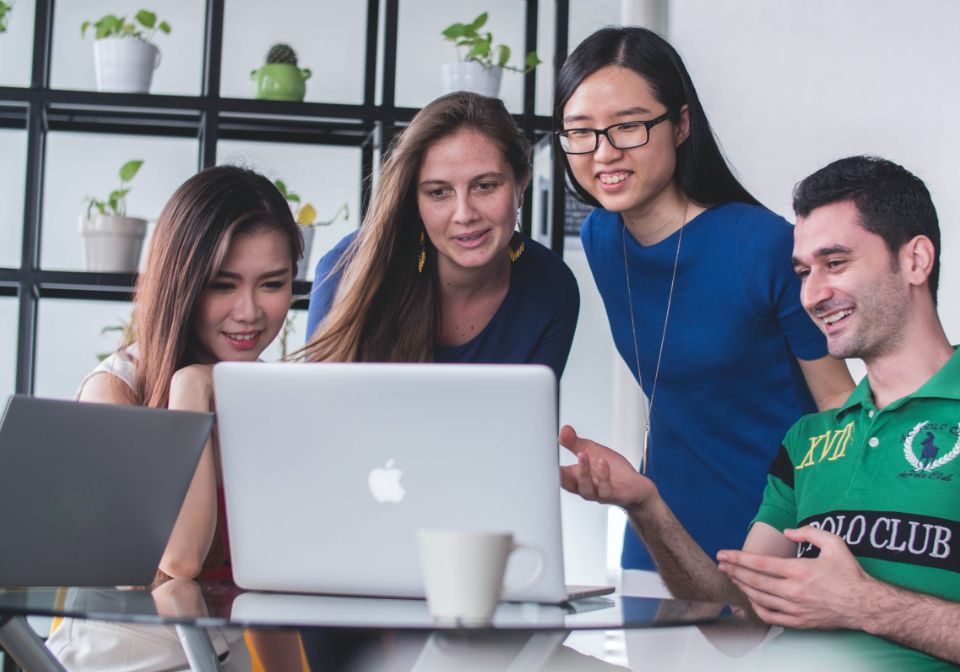 PCの周りに集まる多国籍な仲間たち